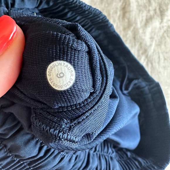 Lululemon Hotty Hot Low Rise Shorts Sz 6 inseam 2.5 Navy Blue - Picture 3 of 3